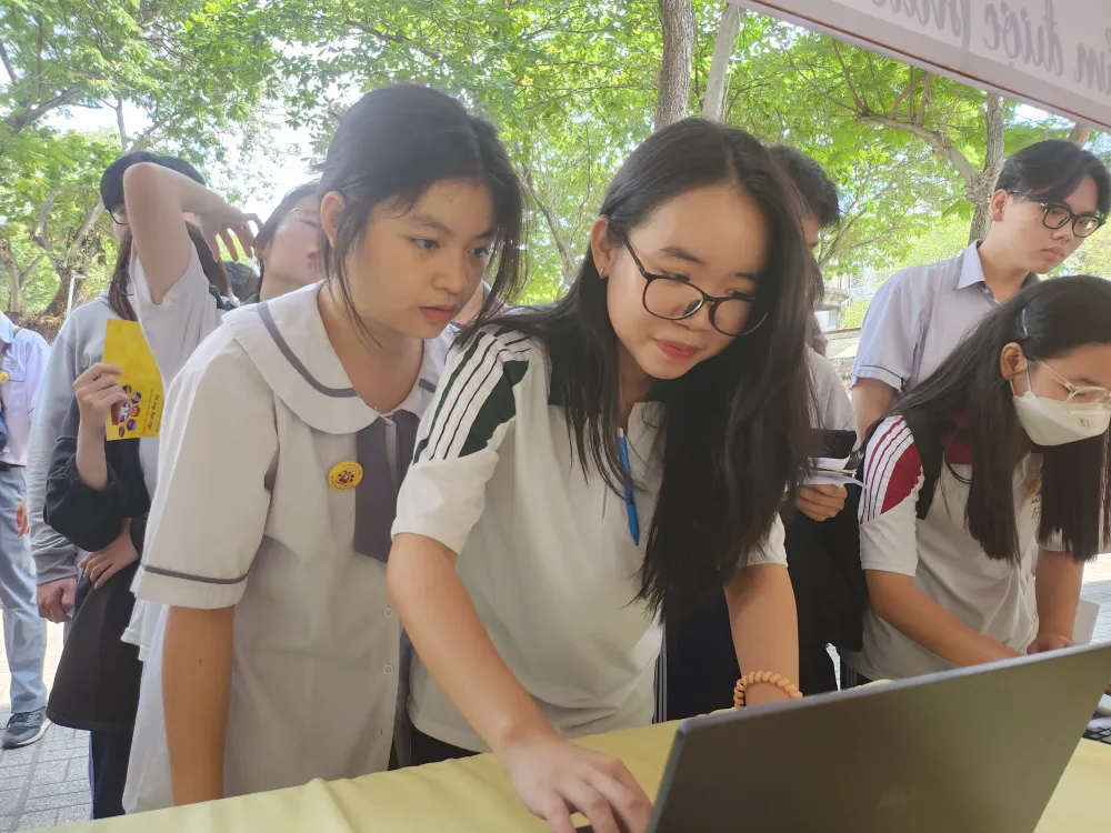 HS thích thú khi trải nghiệm ứng dụng chatGPT HS thích thú khi trải nghiệm ứng dụng chatGPT