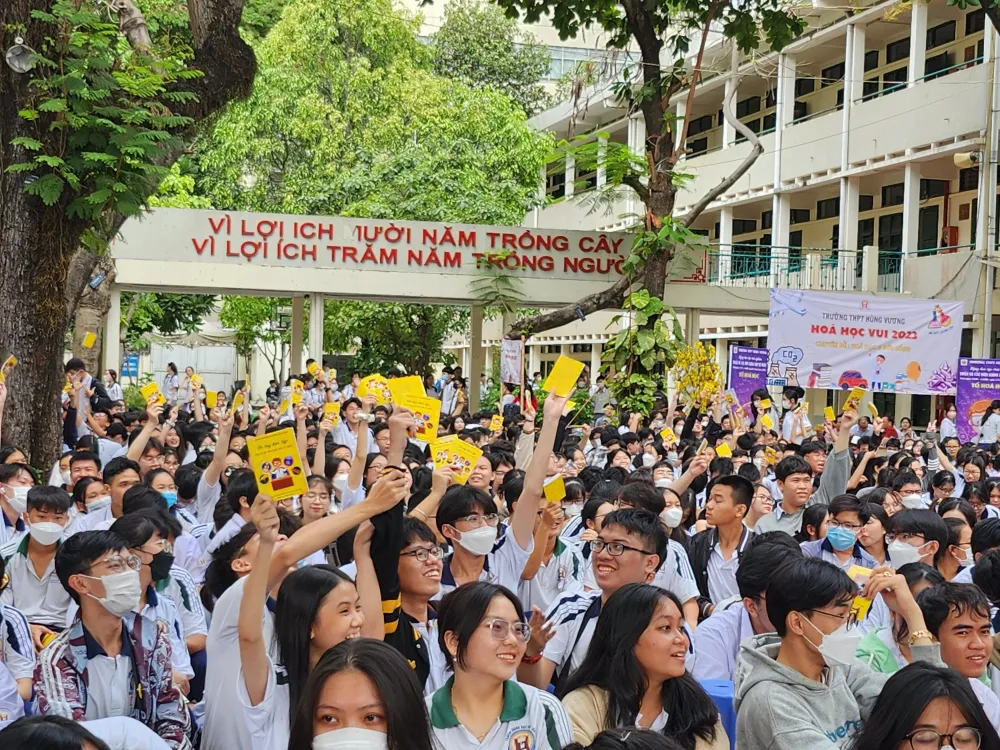 Hơn 2000 HS Trường THPT Hùng Vương tham dự ngày học tập trải nghiệm môn toán và các môn KHTN. Hơn 2000 HS Trường THPT Hùng Vương tham dự ngày học tập trải nghiệm môn toán và các môn KHTN.