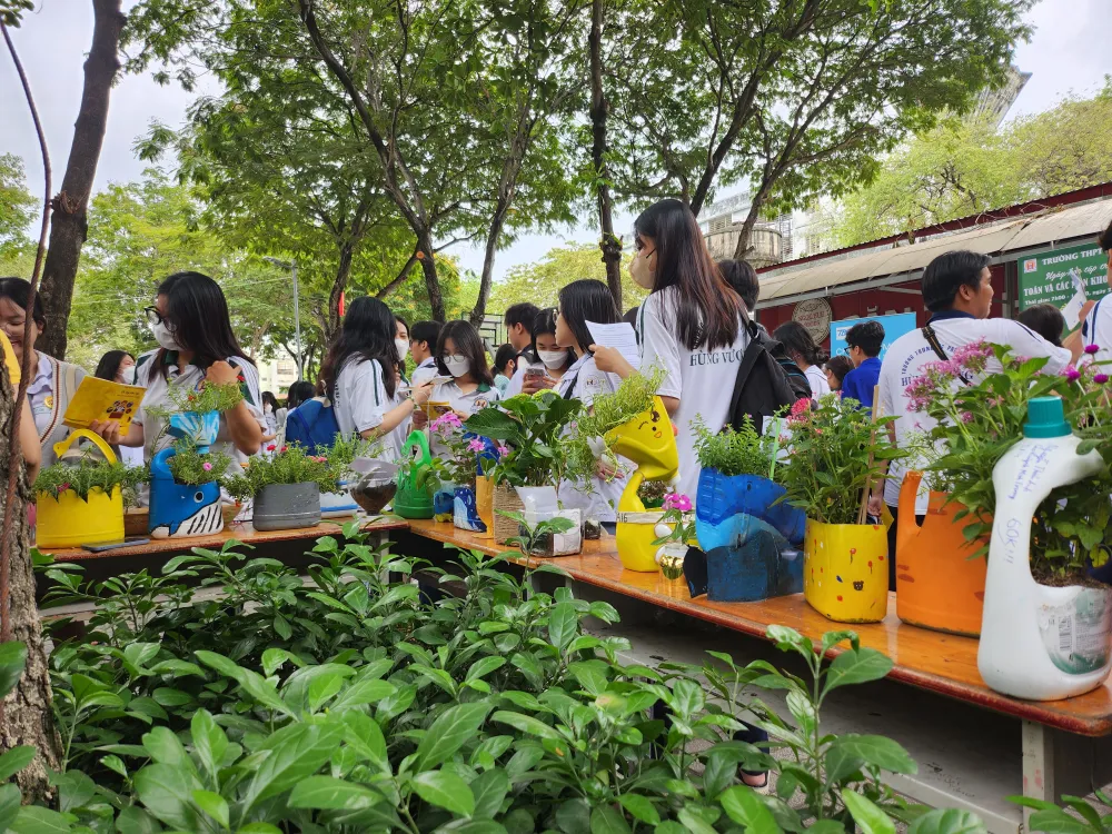 Gian hàng của tổ sinh học với những chậu hoa được trồng trong các vật dụng tái chế Gian hàng của tổ sinh học với những chậu hoa được trồng trong các vật dụng tái chế