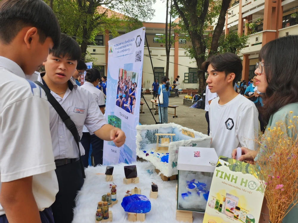 Lê Việt cùng bạn tham quan các câu lạc bộ của Trường THPT Nguyễn Hữu Huân.