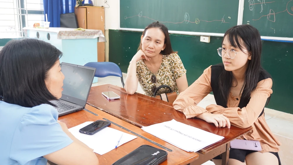 Phụ huynh và học sinh lớp 9 được tư vấn chuyên sâu tại ngày hội.