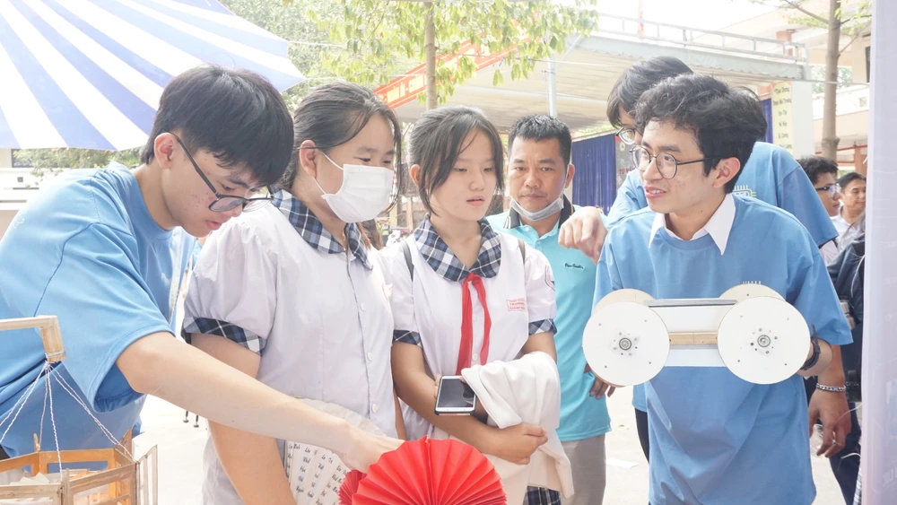 Nhiều sản phẩm do học sinh Trường THPT Nguyễn Hữu Huân tự nghiên cứu, chế tạo khá ấn tượng.