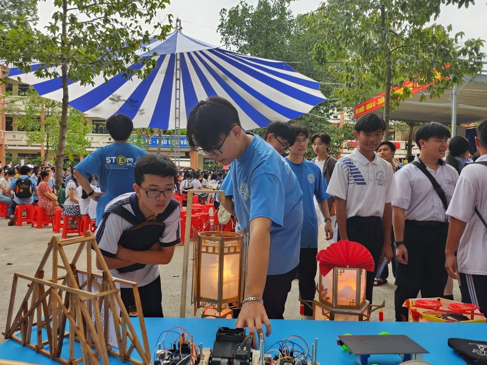 Học sinh lớp 9 đang tìm hiểu về các sản phẩm tại ngày hội.