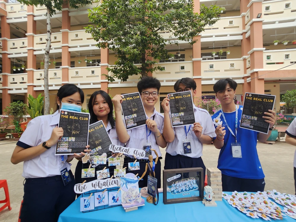 Các câu lạc bộ của trường chuẩn bị rất công phu các sản phẩm trưng bày tại ngày hội.