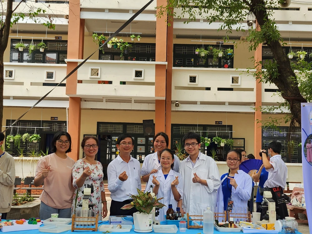 Nhiều sản phẩm do học sinh tự làm được trưng bày tại ngày hội.