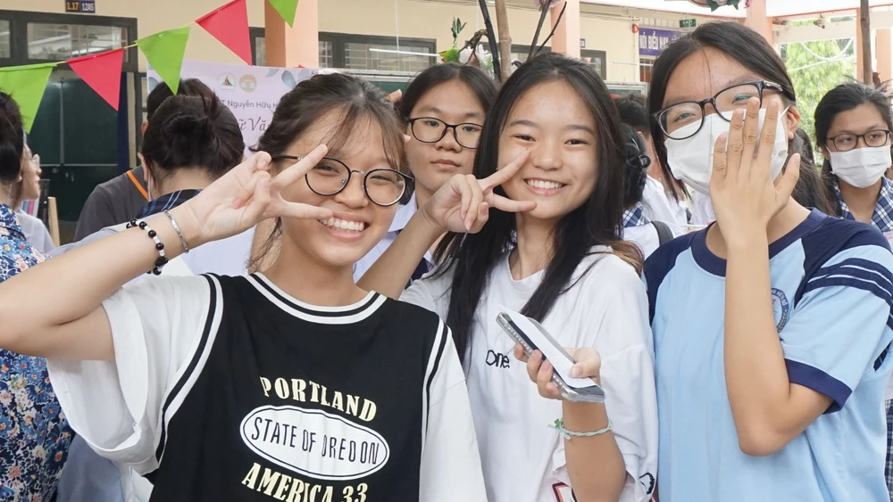 Học sinh lớp 9 các trường THCS trên địa bàn thích thú khi được tham dự ngày hội.