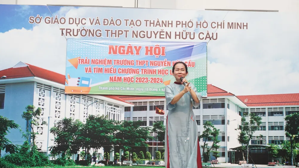 Bà Nguyễn Thị Ánh Mai, Hiệu trưởng Trường THPT Nguyễn Hữu Cầu truyền "lửa" cho HS lớp 9. Bà Nguyễn Thị Ánh Mai, Hiệu trưởng Trường THPT Nguyễn Hữu Cầu truyền "lửa" cho HS lớp 9.