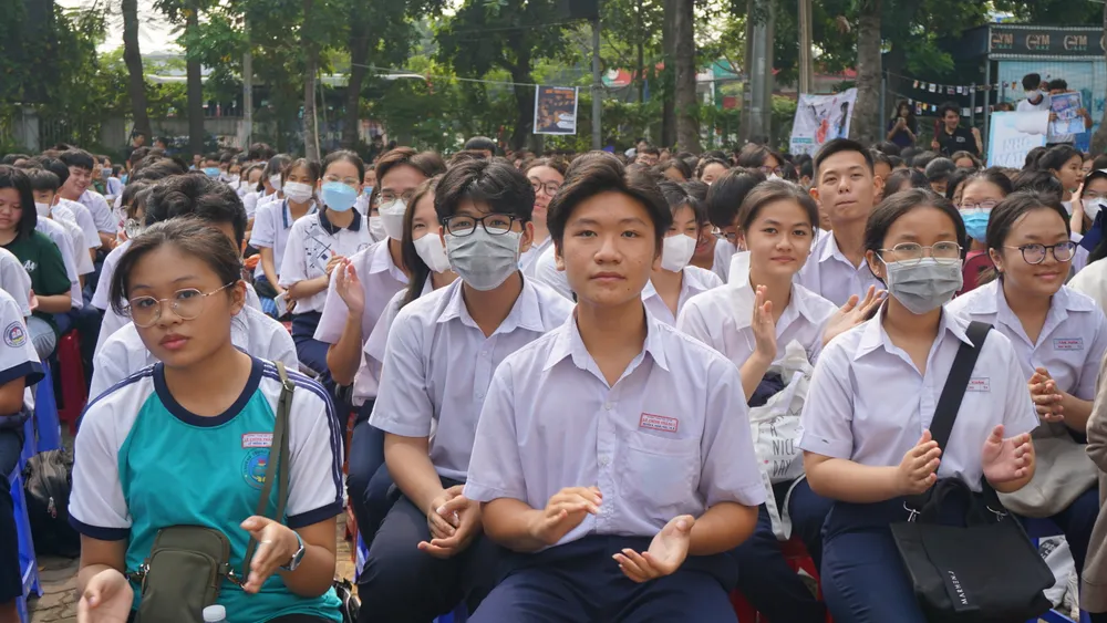 Hơn 1000 HS lớp 9 các trường THCS đã có buổi sáng thú vị tại Trường THPT Nguyễn Hữu Cầu để tìm hiểu về trường cũng như chương trình lớp 10 mới. Hơn 1000 HS lớp 9 các trường THCS đã có buổi sáng thú vị tại Trường THPT Nguyễn Hữu Cầu để tìm hiểu về trường cũng như chương trình lớp 10 mới.