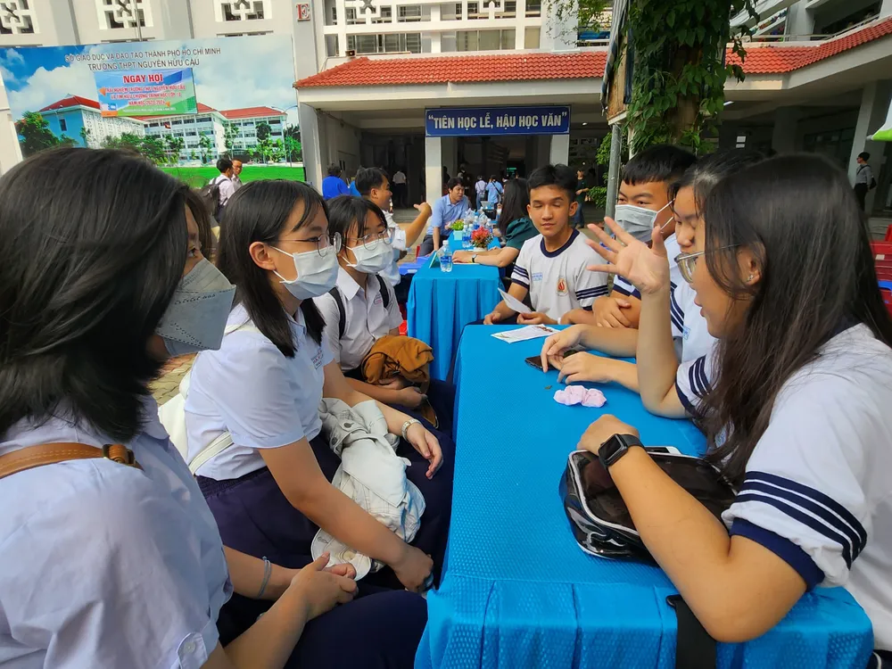 Tất cả các bàn tư vấn đều thu hút nhiều HS lớp 9 đến tìm hiểu. Tất cả các bàn tư vấn đều thu hút nhiều HS lớp 9 đến tìm hiểu.