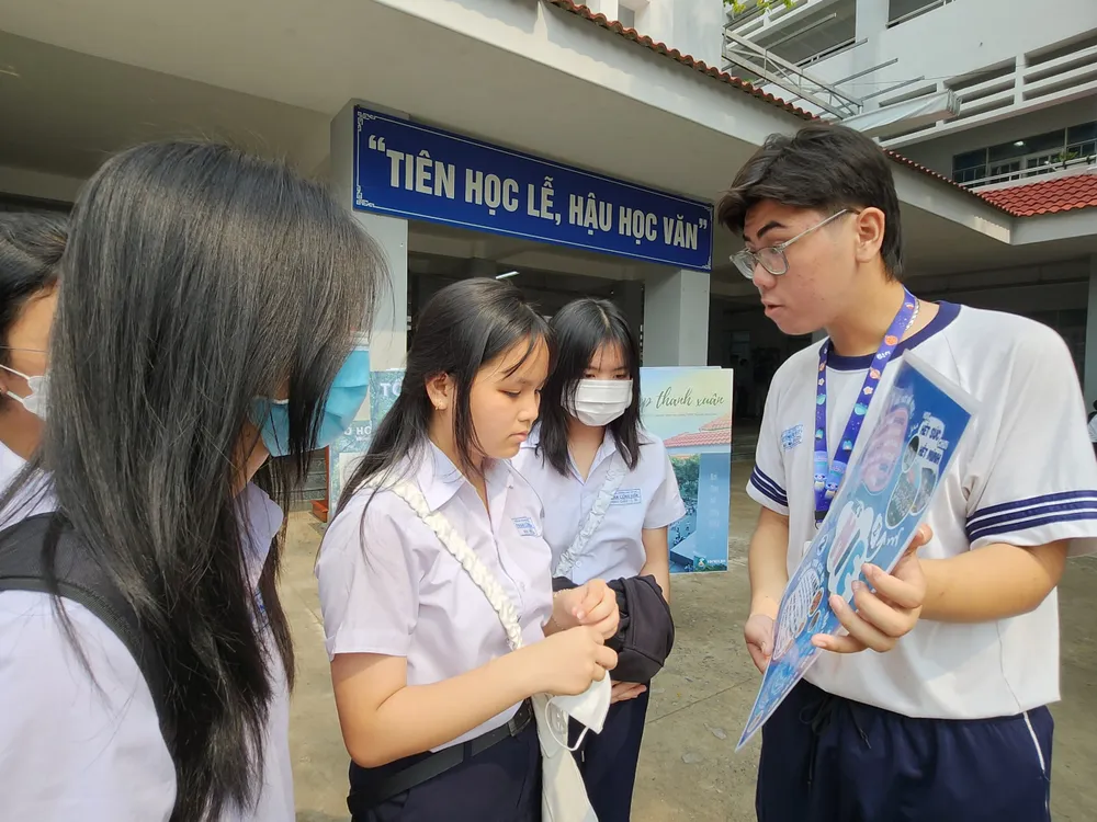 HS Trường THPT Nguyễn Hữu Cầu giới thiệu câu lạc bộ học thuật cho các em HS lớp 9. HS Trường THPT Nguyễn Hữu Cầu giới thiệu câu lạc bộ học thuật cho các em HS lớp 9.