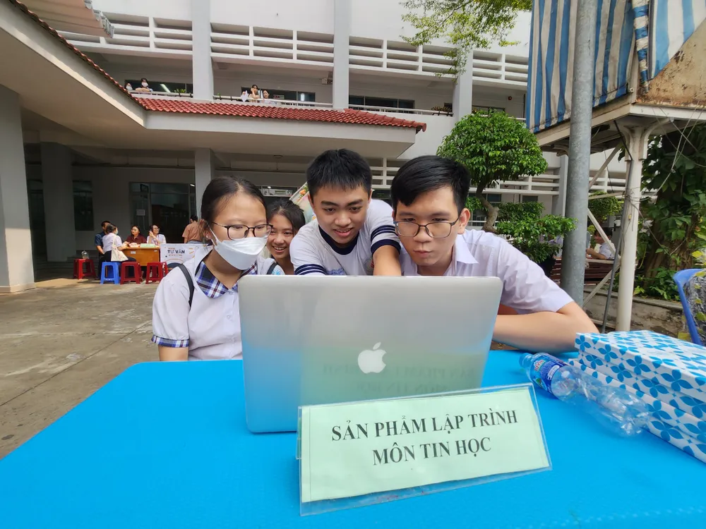 HS lớp 9 tìm hiểu về các sản phẩm lập trình từ môn tin học của các anh chị Trường THPT Nguyễn Hữu Cầu. HS lớp 9 tìm hiểu về các sản phẩm lập trình từ môn tin học của các anh chị Trường THPT Nguyễn Hữu Cầu.