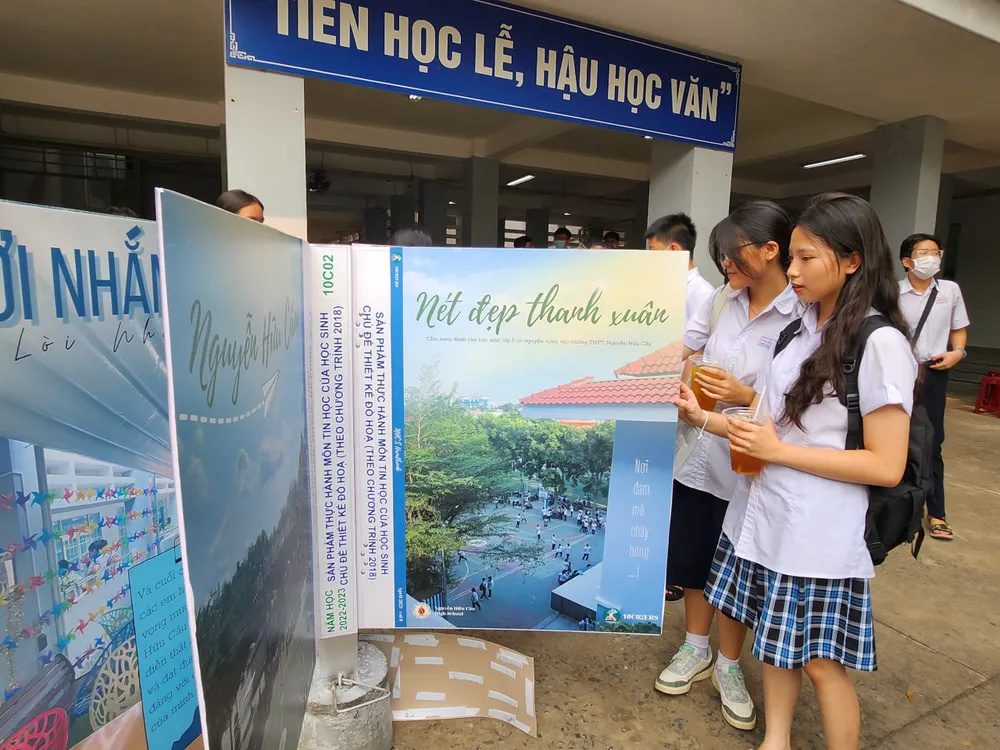 HS đều rất thích thú khi tìm hiểu những trang sách này. HS đều rất thích thú khi tìm hiểu những trang sách này.