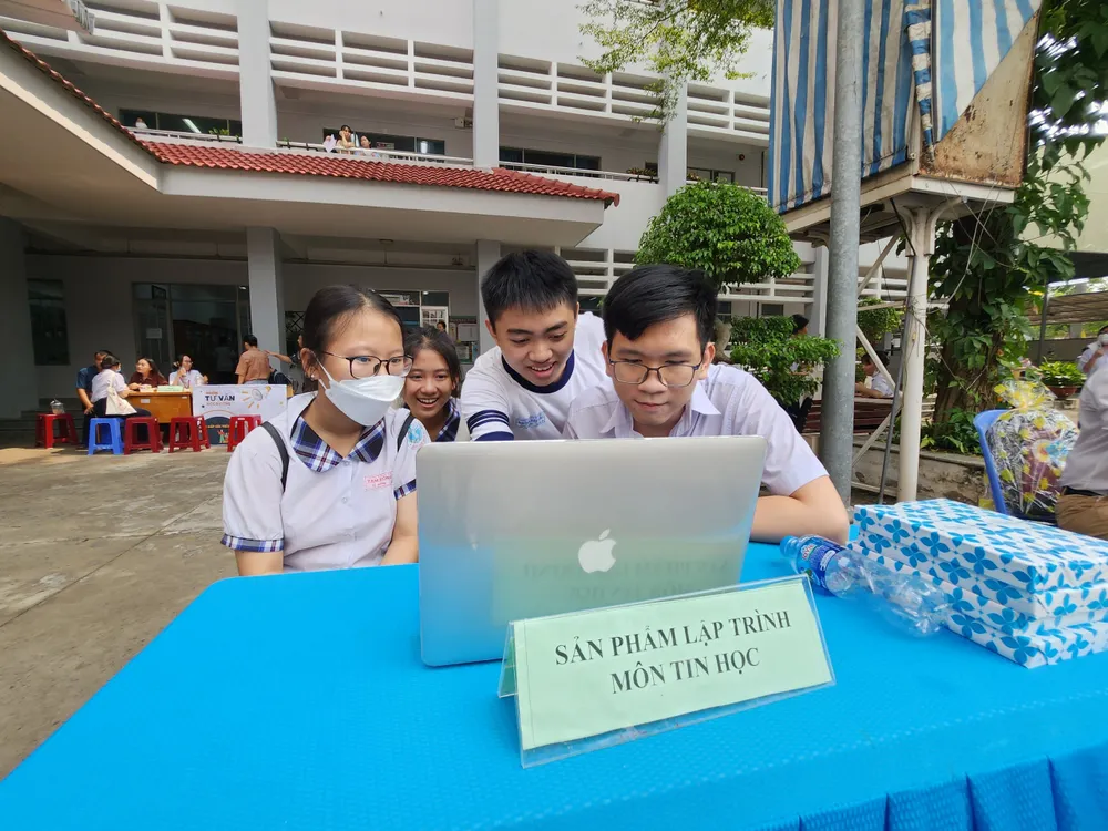 Học sinh Trường THPT Nguyễn Hữu Cầu, huyện Hóc Môn, TP.HCM giới thiệu các sản phẩm do mình tự thiết kế cho các em học sinh lớp 9. Ảnh: NGUYỄN QUYÊN