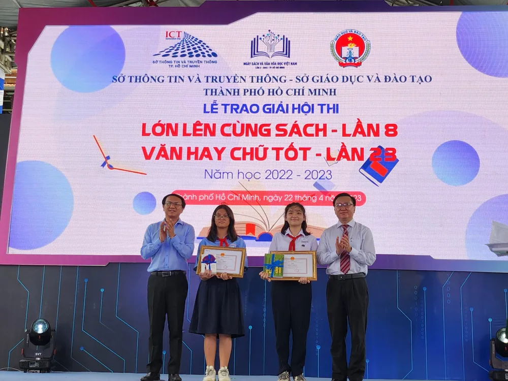Ông Nguyễn Bảo Quốc (bìa phải), Phó Giám đốc Sở GD&amp;ĐT TP.HCM cùng ông Lâm Đình Thắng, Giám đốc Sở Thông tin và Truyền Thông TP.HCM trao giải cho các thí sinh.