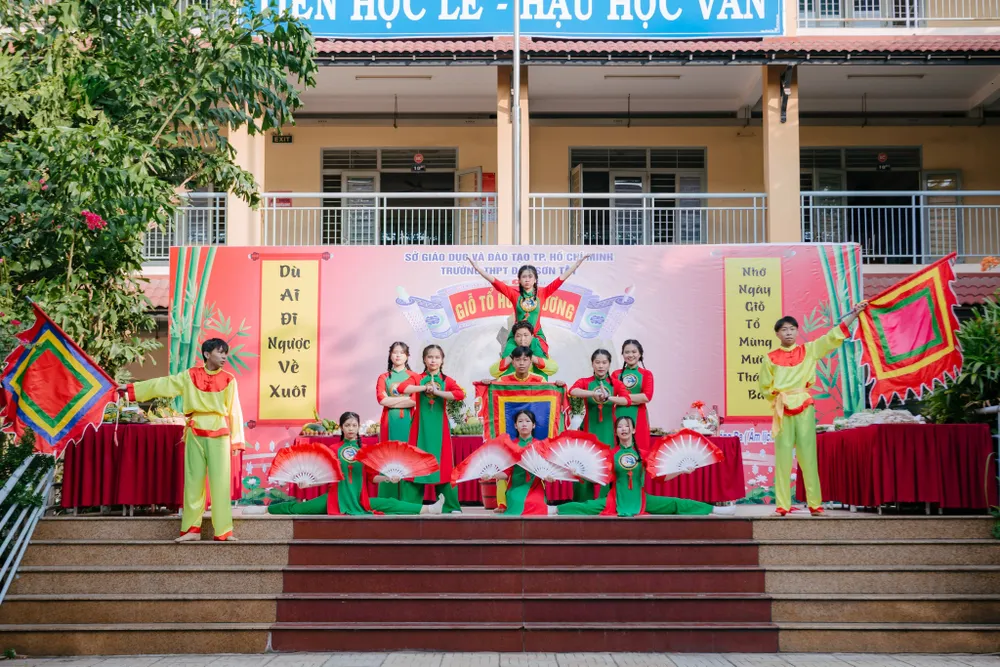 Tiết mục văn nghệ do học sinh Trường THPT Đào Sơn Tây thể hiện. Tiết mục văn nghệ do học sinh Trường THPT Đào Sơn Tây thể hiện.