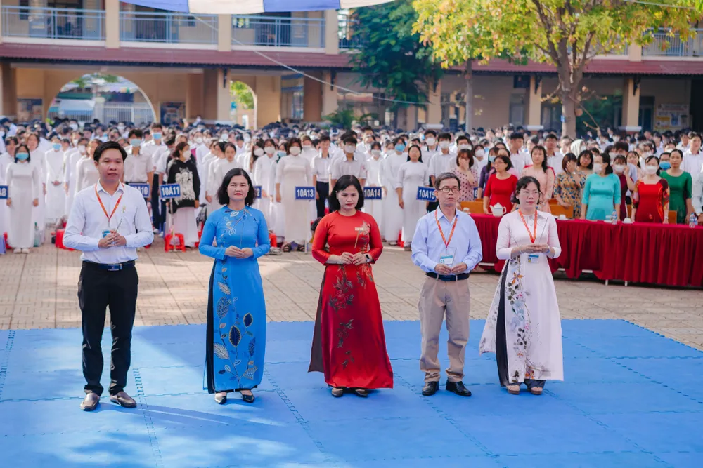 Nghi thức dâng hương của ban giám hiệu nhà trường. Nghi thức dâng hương của ban giám hiệu nhà trường.