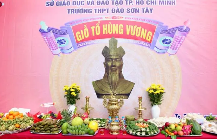 Lễ vật của học sinh dâng lên bàn thờ các Vua Hùng. Lễ vật của học sinh dâng lên bàn thờ các Vua Hùng.
