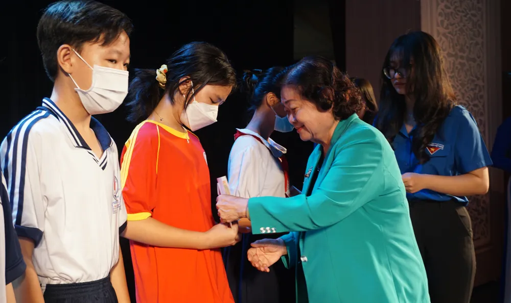 Nguyên Phó Chủ tịch nước Trương Mỹ Hoa, Chủ tịch Quỹ học bổng Vừ A Dính, chủ nhiệm CLB “Vì Hoàng Sa - Trường Sa thân yêu” trao tặng học bổng cho các em học sinh.