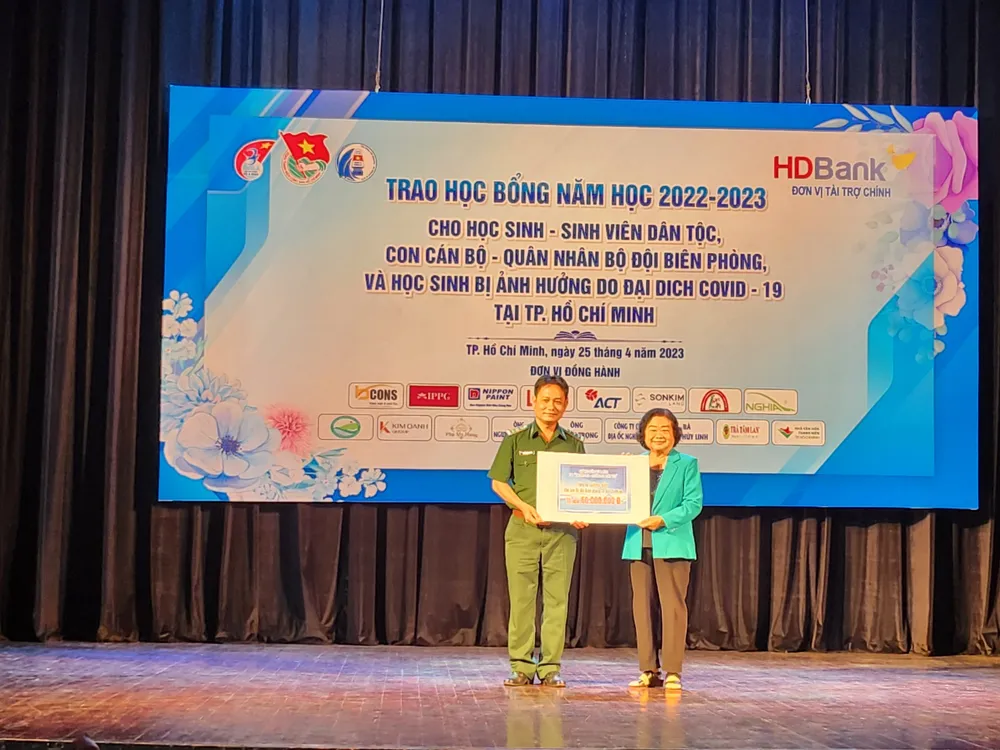 Nguyên Phó Chủ tịch nước Trương Mỹ Hoa, Chủ tịch Quỹ học bổng Vừ A Dính, chủ nhiệm CLB “Vì Hoàng Sa - Trường Sa thân yêu&quot; trao tặng bảng tượng trưng 60 suất học bổng cho Thượng tá Nguyễn Hùng Vương, Phó Chủ nhiệm chính trị BĐBP TP.