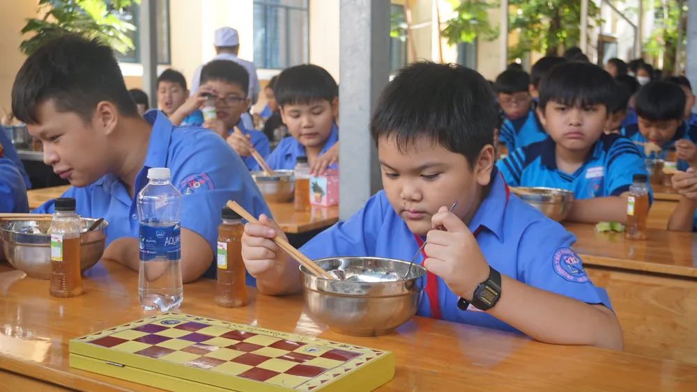 Một bữa ăn bán trú của học sinh Trường THCS Nguyễn Văn Luông, quận 6. Ảnh: NGUYỄN QUYÊN
