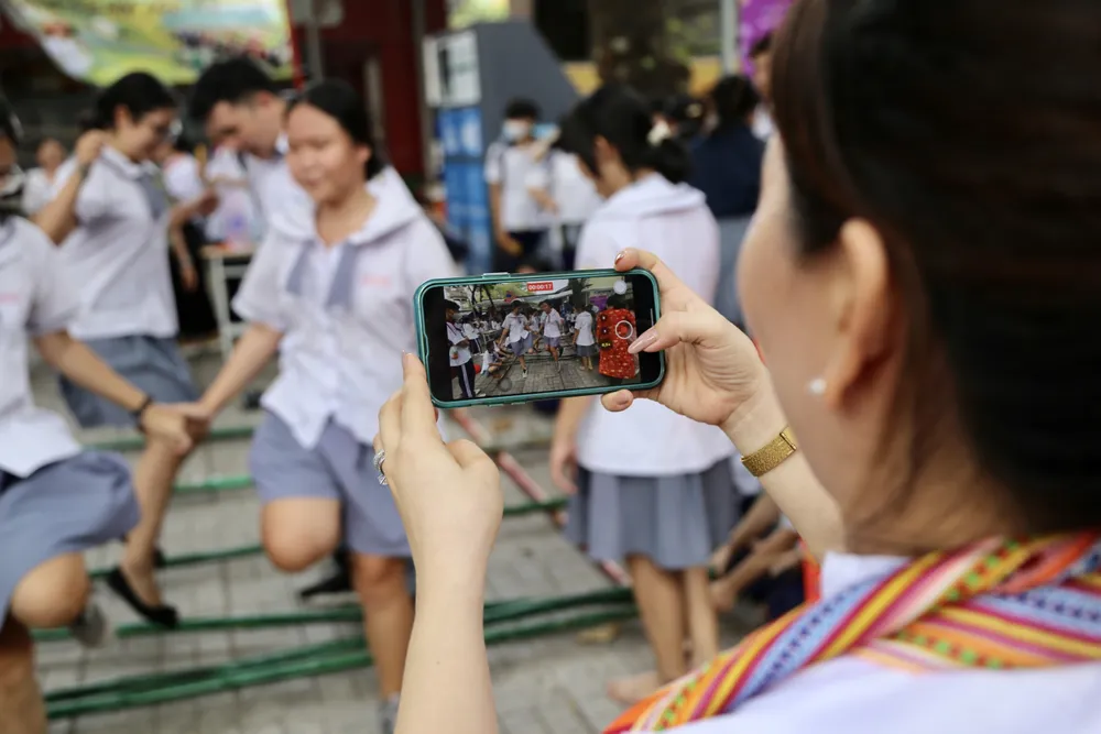 Các em thích thú khi lần đầu tiên được chơi trò nhảy sạp. Ảnh: HOÀNG GIANG