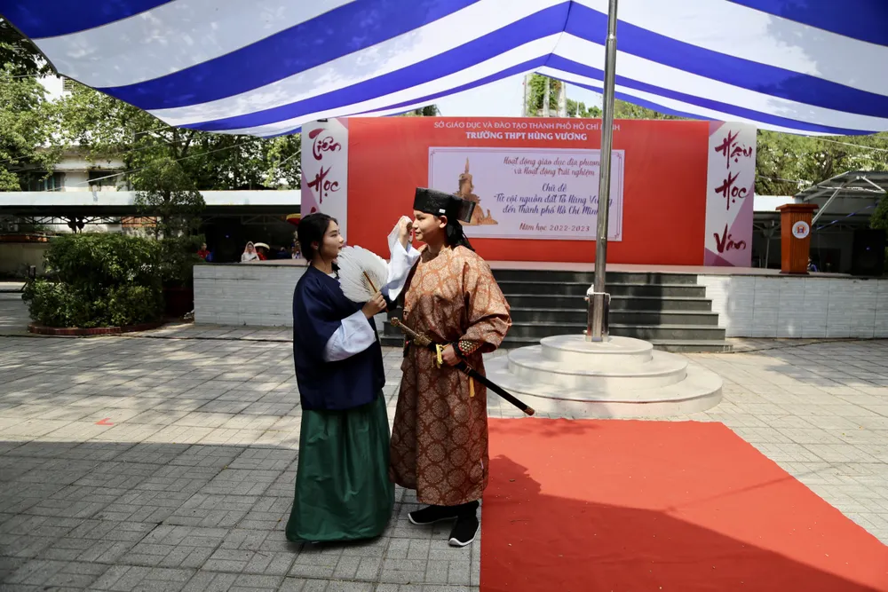 HS Trường THPT Hùng Vương biểu diễn trang phục truyền thống. Ảnh: HOÀNG GIANG