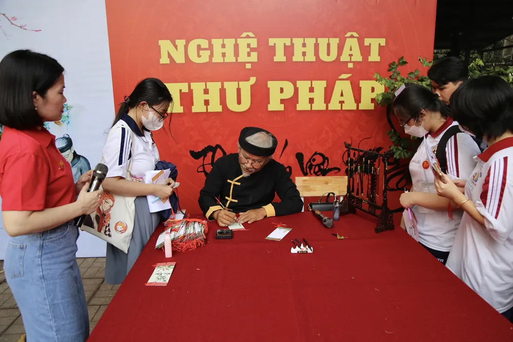 HS tìm hiểu về nghệ thuật thư pháp. Ảnh: HOÀNG GIANG