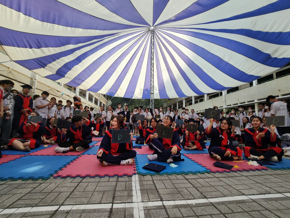 Các em &quot;cười thả ga&quot; với hội thi hoa trạng nguyên qua những câu hỏi thú vị. Ảnh: NQ