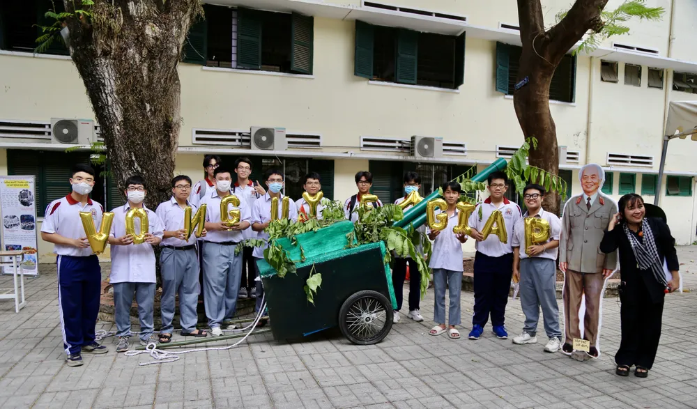 Sau khi tham gia trò chơi hò kéo pháo, cô trò chụp hình kỉ niệm. Ảnh: HOÀNG GIANG