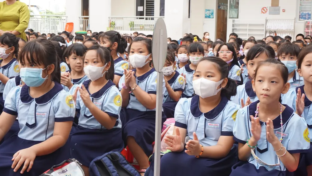 Học sinh Trường Tiểu học Bình Hoà háo hức khi được tham dự lễ Giỗ tổ. Ảnh: TT