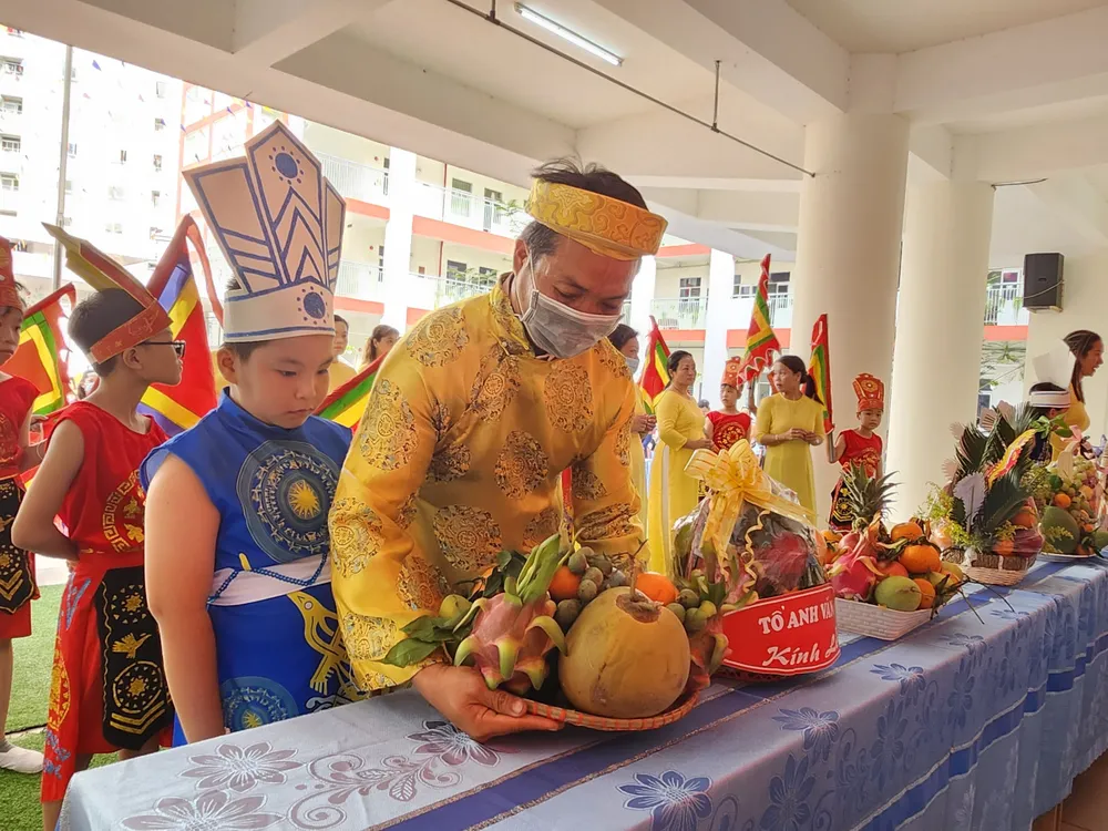 Thầy trò Trường Tiểu học Bình Hoà dâng lễ vật lên bàn thờ Vua Hùng. Ảnh: THANH TÚ