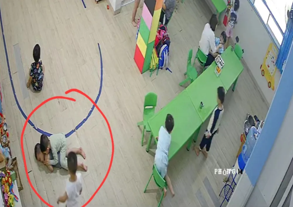 Bé H bị bạn nằm đè lên người. Ảnh: PHCC