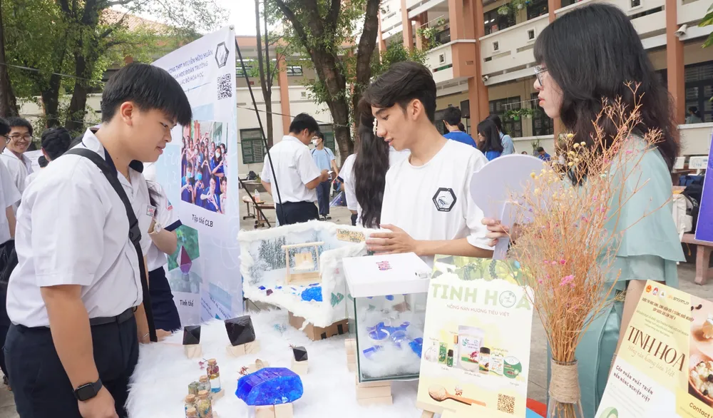 Lê Việt, HS Trường THCS Linh Trung, TP Thủ Đức tham gia ngày hội trải nghiệm và tư vấn tuyển sinh tại Trường THPT Nguyễn Hữu Huân, TP Thủ Đức. Ảnh: NGUYỄN QUYÊN