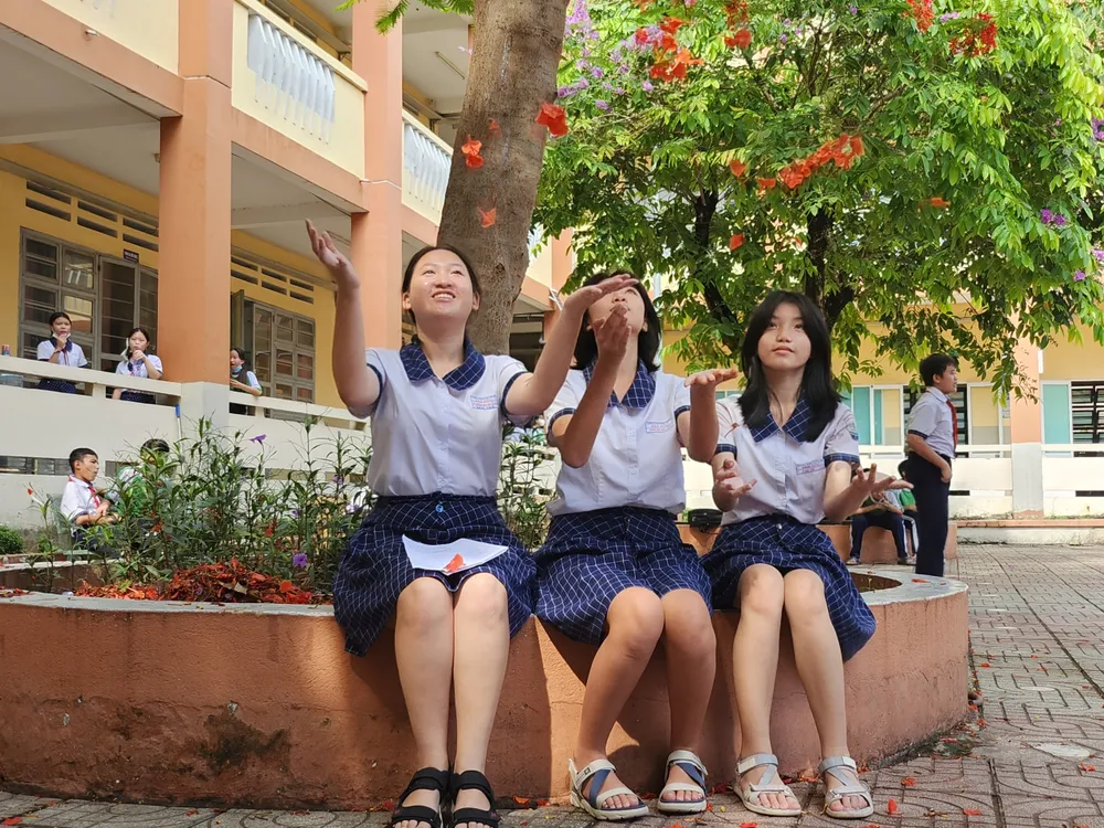 Cánh phượng rơi đầy gốc là trò chơi để các em giải toả áp lực trước mùa thi.