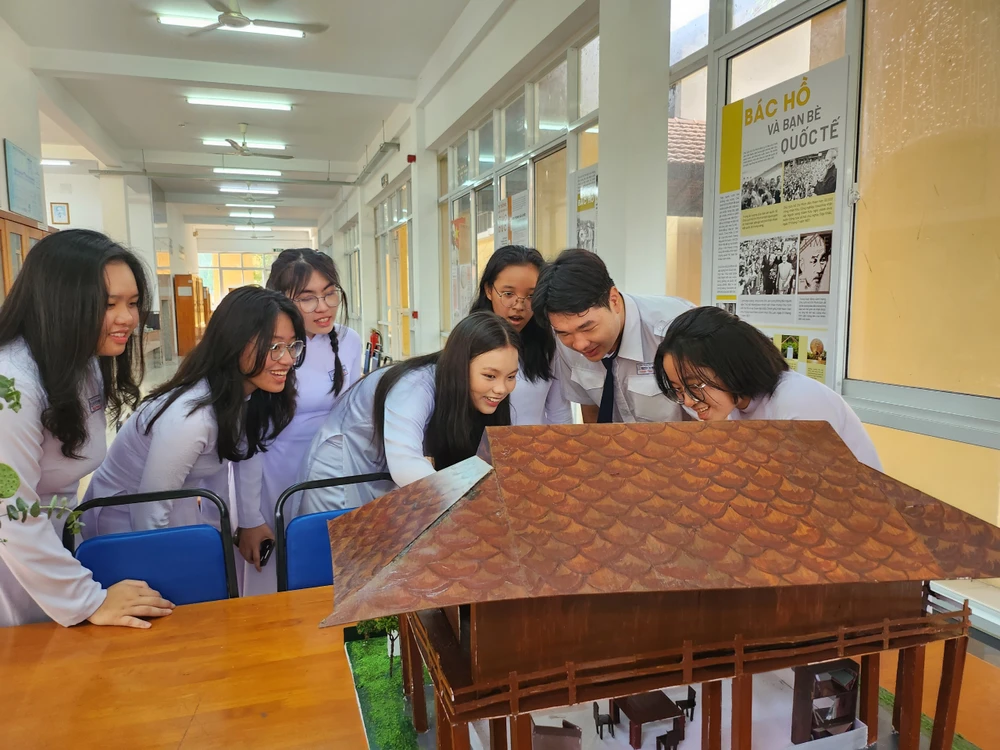 Mô hình nhà sàn do học sinh Trường THPT Nguyễn Thị Minh Khai tự thiết kế.