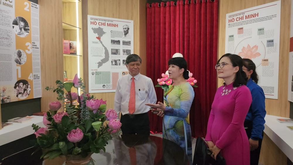 Bà Nguyễn Thị Hồng Chương, Hiệu trưởng nhà trường giới thiệu về không gian văn hoá Hồ Chí Minh.