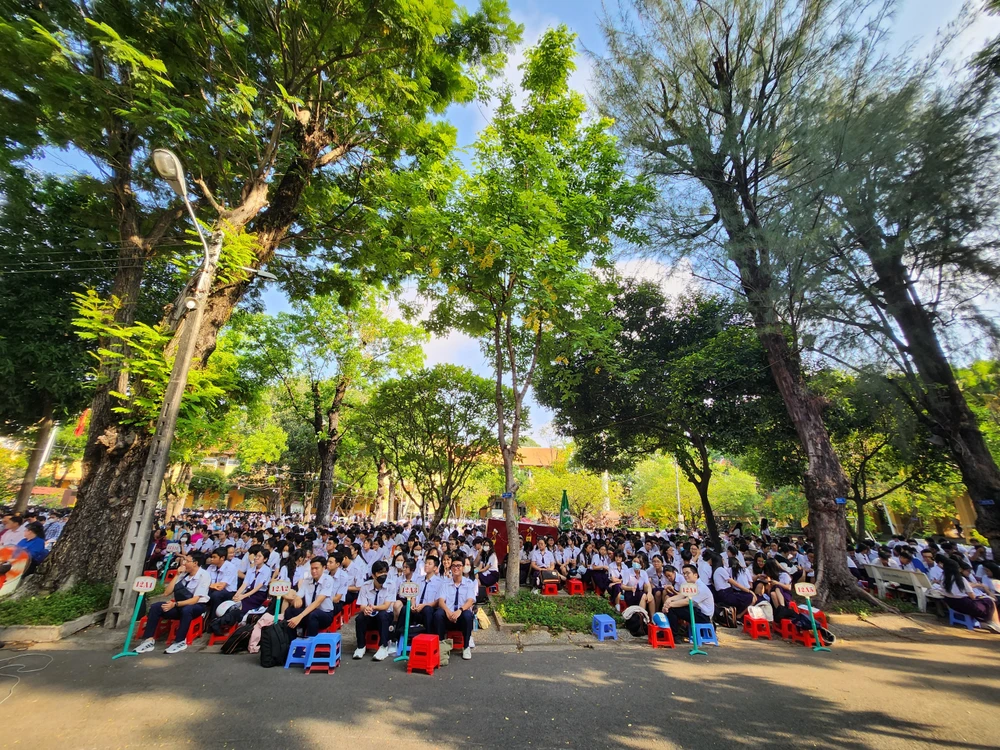 Học sinh Trường THPT Nguyễn Thị Minh Khai tham dự buổi lễ sáng nay.