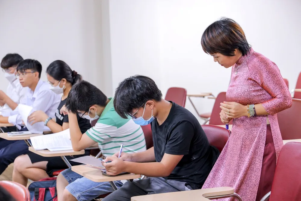 Lớp giải đề môn toán do thầy cô từ THPT chuyên Lê Hồng Phong và THPT chuyên Trần Đại Nghĩa (Ảnh: VUS). Lớp giải đề môn toán do thầy cô từ THPT chuyên Lê Hồng Phong và THPT chuyên Trần Đại Nghĩa (Ảnh: VUS).