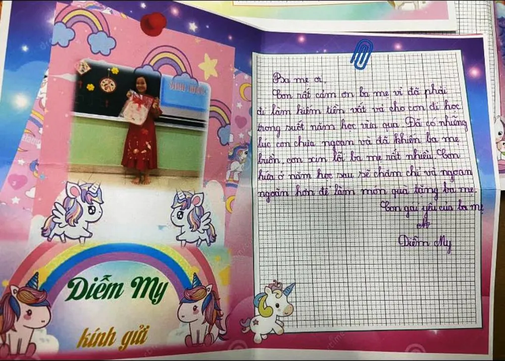 Phụ huynh hạnh phúc khi đọc những dòng chữ con gửi tại buổi họp phụ huynh. Ảnh: PHCC