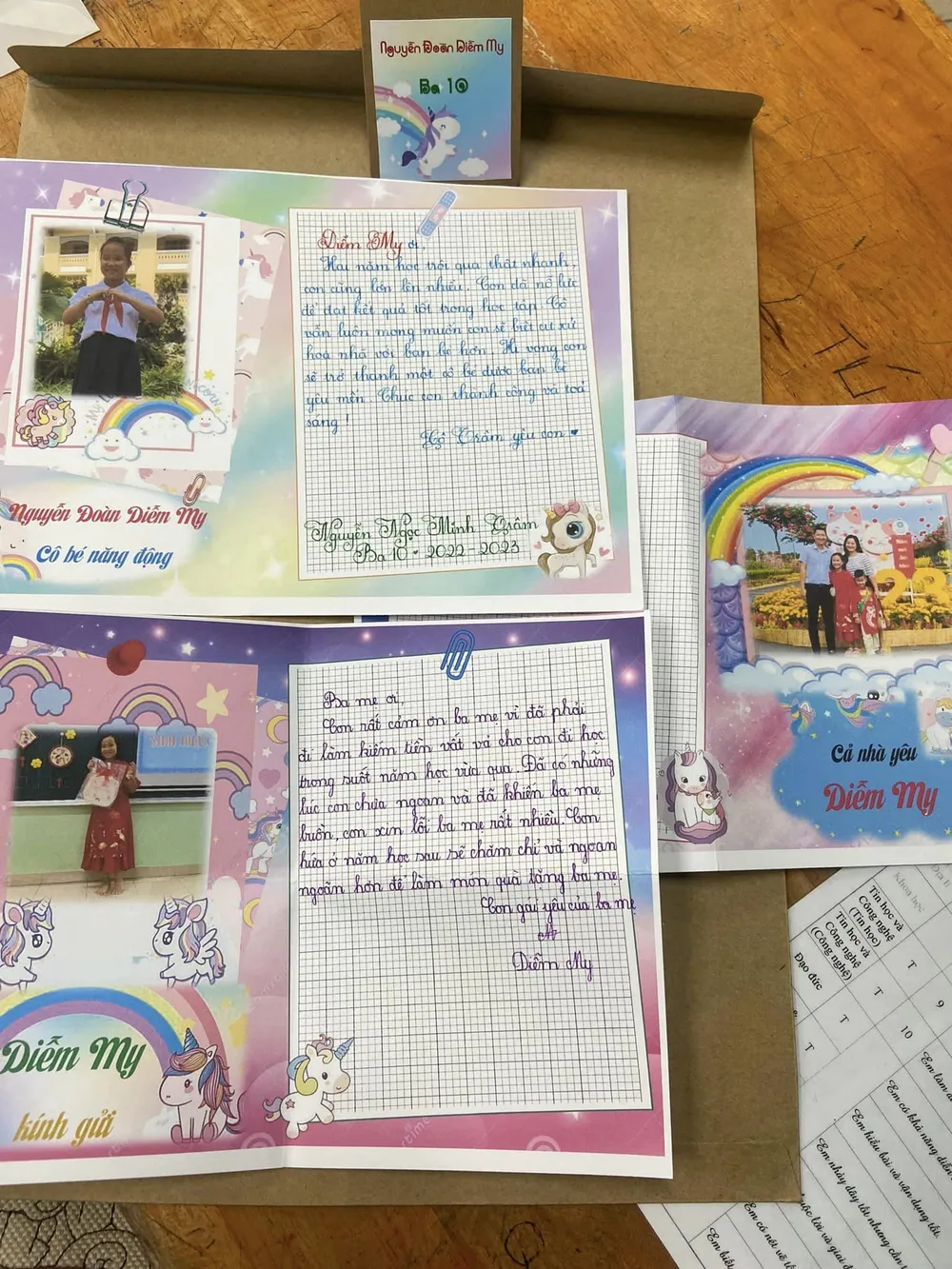 Món quà đặc biệt dành cho phụ huynh trong buổi họp cuối năm. Ảnh: PHCC