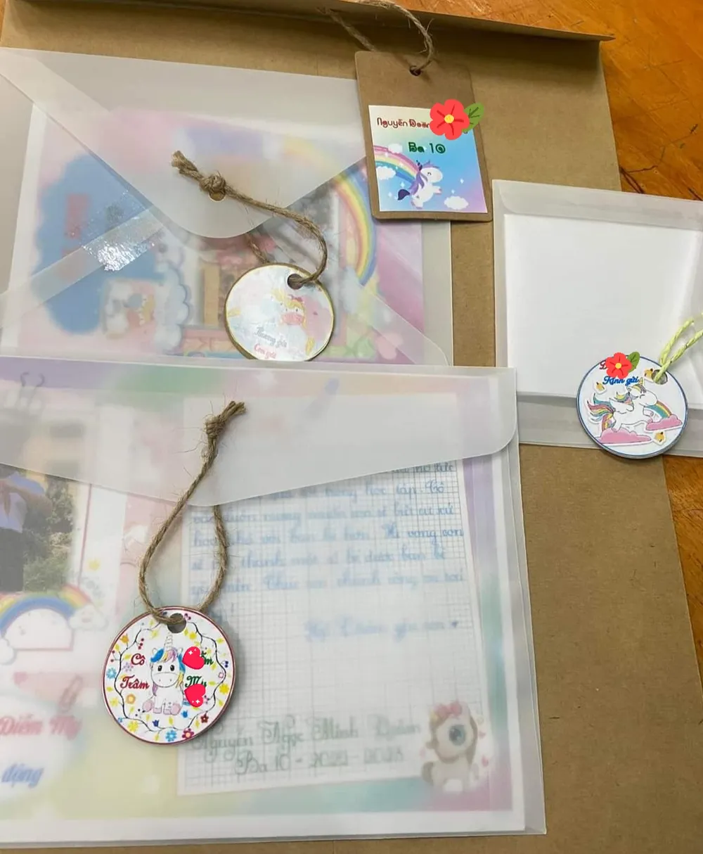 Cô giáo chuẩn bị bì thư xinh xắn với những món quà đáng yêu gửi tới ba mẹ trong buổi họp cuối năm. Ảnh: GVCC