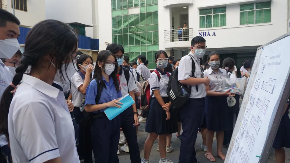 Thí sinh xem sơ đồ phòng thi. Ảnh: NGUYỄN QUYÊN