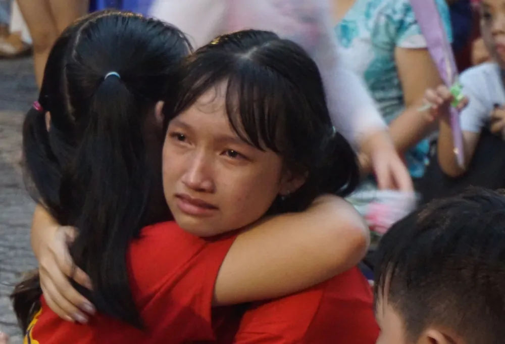 Ôm nhau thật chặt trước khi chia tay. Ôm nhau thật chặt trước khi chia tay.