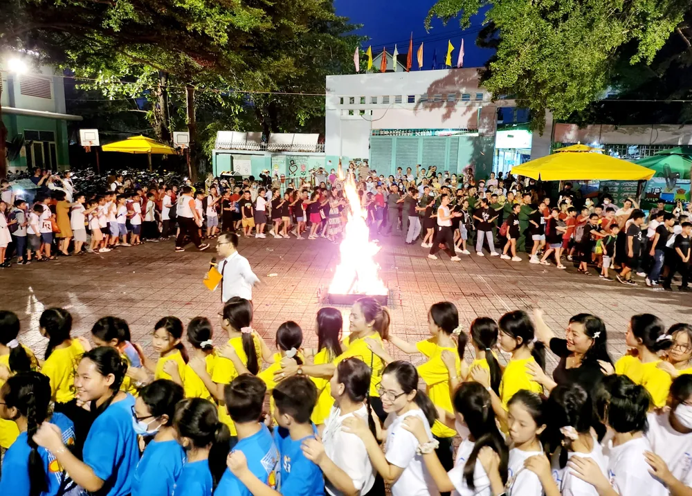 Học sinh "cháy hết mình" trong đêm hội trại. Học sinh "cháy hết mình" trong đêm hội trại.