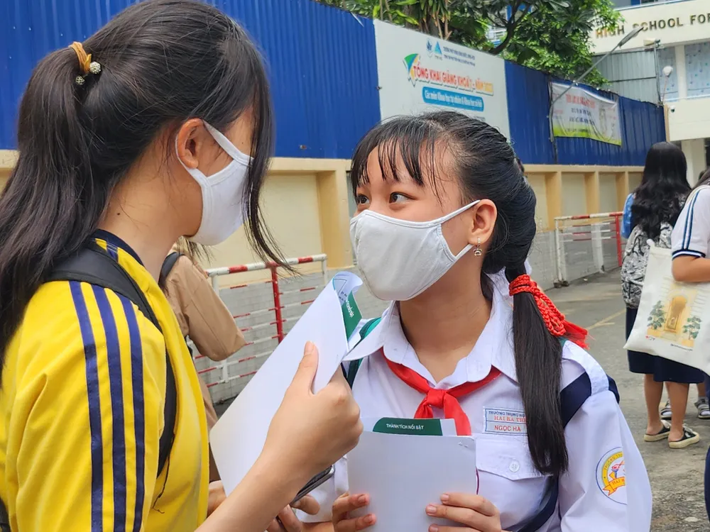 Thí sinh trao đổi bài sau giờ thi. Ảnh: NGUYỄN QUYÊN