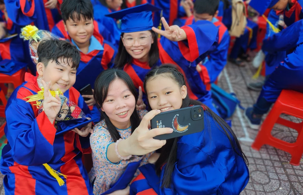 Trong giây phút đặc biệt, cô trò cùng nhau lưu lại những kỷ niệm đẹp nơi mái trường Triệu Thị Trinh yêu dấu. "Cảm ơn các thầy cô đã luôn chăm lo, yêu thương và dạy dỗ chúng em nên người" - một học sinh chia sẻ.