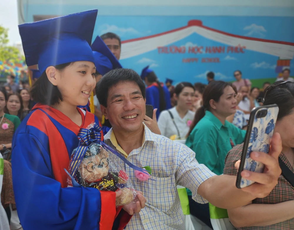 Anh Nguyễn Đắc Thắng nở nụ cười hạnh phúc khi nhìn thấy con đã lớn khôn. Hai bố con cũng không quên lưu lại những khoảnh khắc trong thời khắc ý nghĩa này.