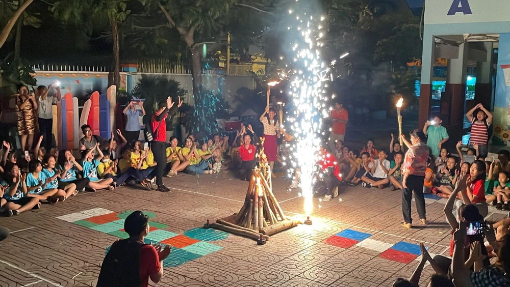 Buổi lễ khép lại trong đêm hội trại đầy sắc màu.