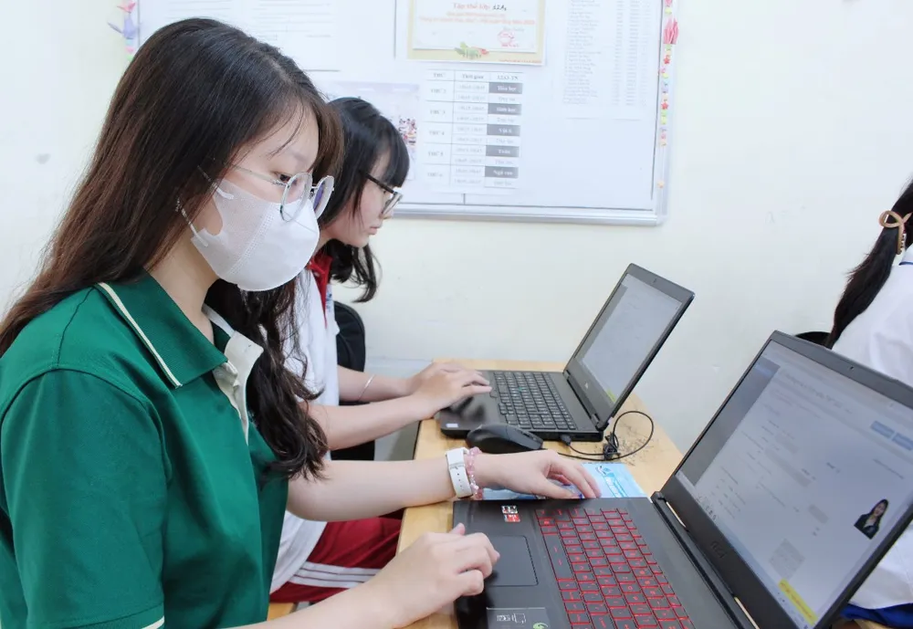 Học sinh Trường THPT Trần Nhân Tông, quận Bình Tân đăng ký dự thi tốt nghiệp. Ảnh: TRẦN MINH