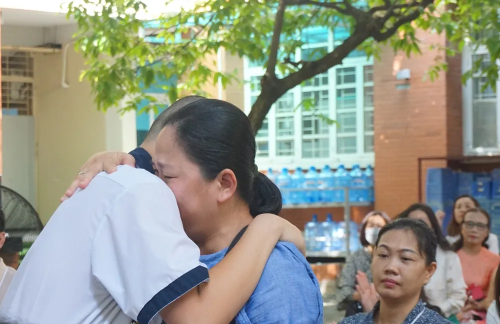 Sau khi đọc xong lá thư của mình, Khôi Nguyên đã chạy đến bên mẹ và ôm chầm lấy mẹ. Xúc động vì trước tình cảm của em, một phụ huynh đã quyết định hỗ trợ toàn bộ học phí cho em trong năm lớp 10 sắp tới.